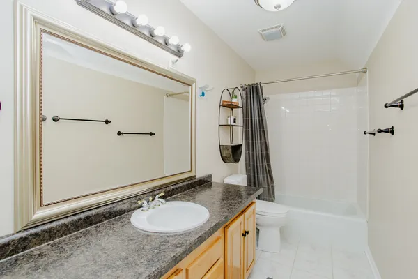 $3,200 | 938 Aberdeen Drive, Crystal Lake, IL 60014