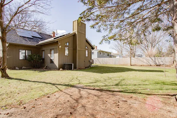 $3,200 | 938 Aberdeen Drive, Crystal Lake, IL 60014