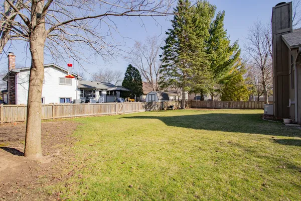 $3,200 | 938 Aberdeen Drive, Crystal Lake, IL 60014