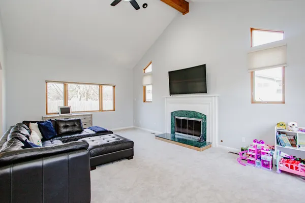 $3,200 | 938 Aberdeen Drive, Crystal Lake, IL 60014