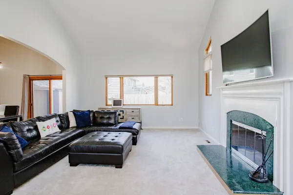 $3,200 | 938 Aberdeen Drive, Crystal Lake, IL 60014