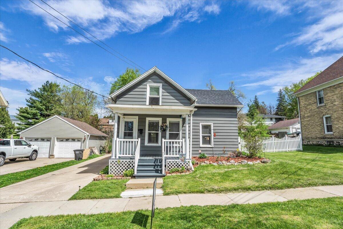 Welcome to 235 E Woolcock St Jefferson!