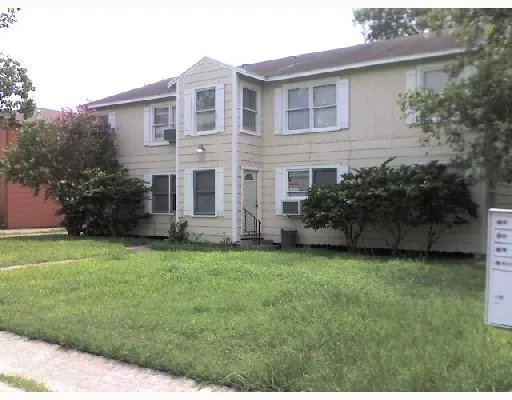 a view of a house with backyard and garden