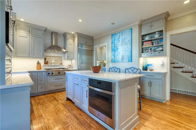 $980,000 | 4983 Ward Parkway, Kansas City, MO 64112