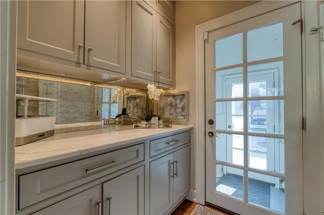 $980,000 | 4983 Ward Parkway, Kansas City, MO 64112