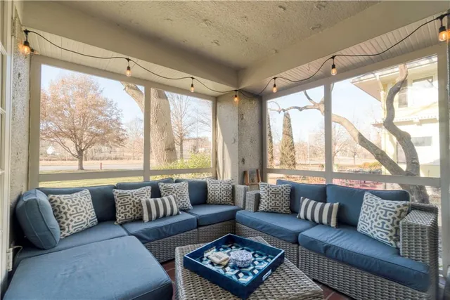 $980,000 | 4983 Ward Parkway, Kansas City, MO 64112