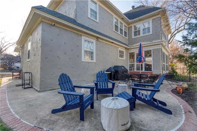 $980,000 | 4983 Ward Parkway, Kansas City, MO 64112