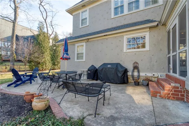 $980,000 | 4983 Ward Parkway, Kansas City, MO 64112