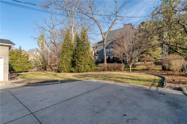 $980,000 | 4983 Ward Parkway, Kansas City, MO 64112