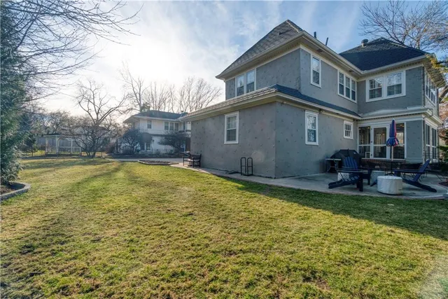 $980,000 | 4983 Ward Parkway, Kansas City, MO 64112