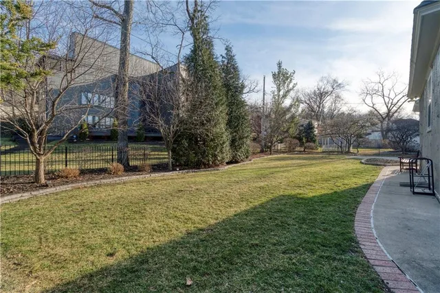 $980,000 | 4983 Ward Parkway, Kansas City, MO 64112