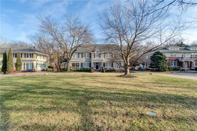 $980,000 | 4983 Ward Parkway, Kansas City, MO 64112