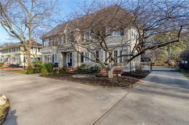 $980,000 | 4983 Ward Parkway, Kansas City, MO 64112