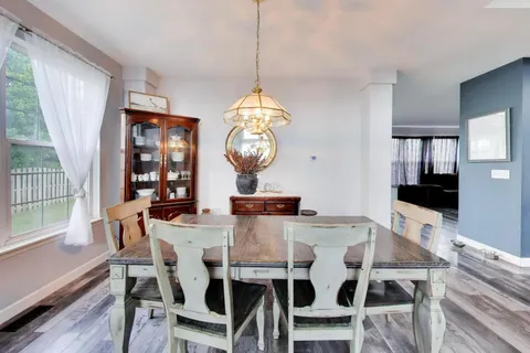 $435,000 | 1669 Montclair Drive, Elgin, IL 60123