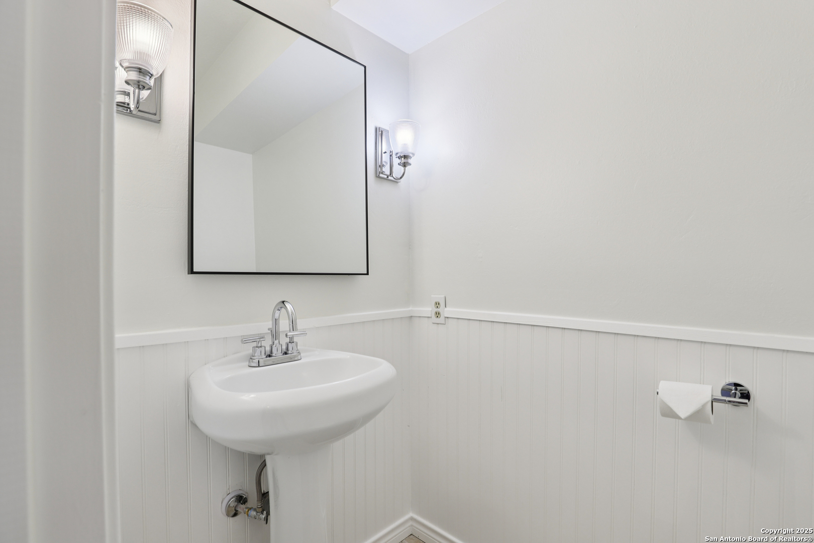 4380 Bear Springs Road Pipe Creek, TX 78063 - Photo 14 of 60 a bathroom with a sink and a mirror