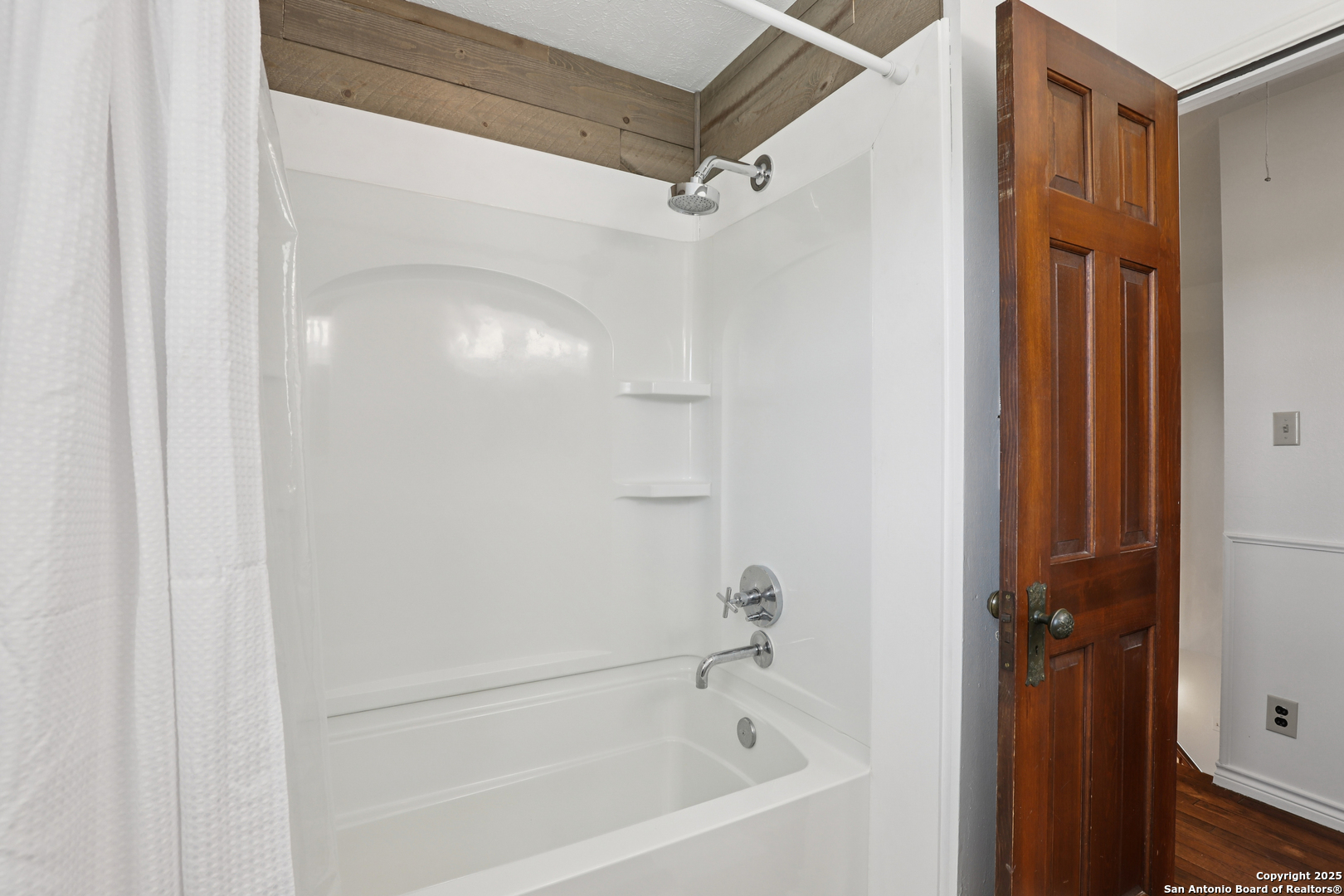 4380 Bear Springs Road Pipe Creek, TX 78063 - Photo 21 of 60 a bathroom with a bathtub
