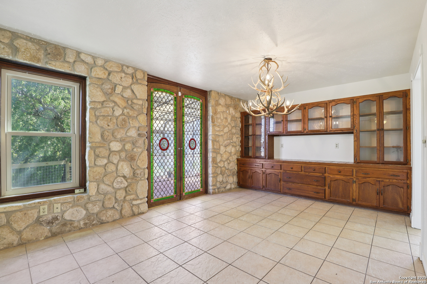 4380 Bear Springs Road Pipe Creek, TX 78063 - Photo 7 of 60 a living room with furniture