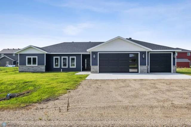 $415,000 | 301 Pine Drive, Hankinson, ND 58041