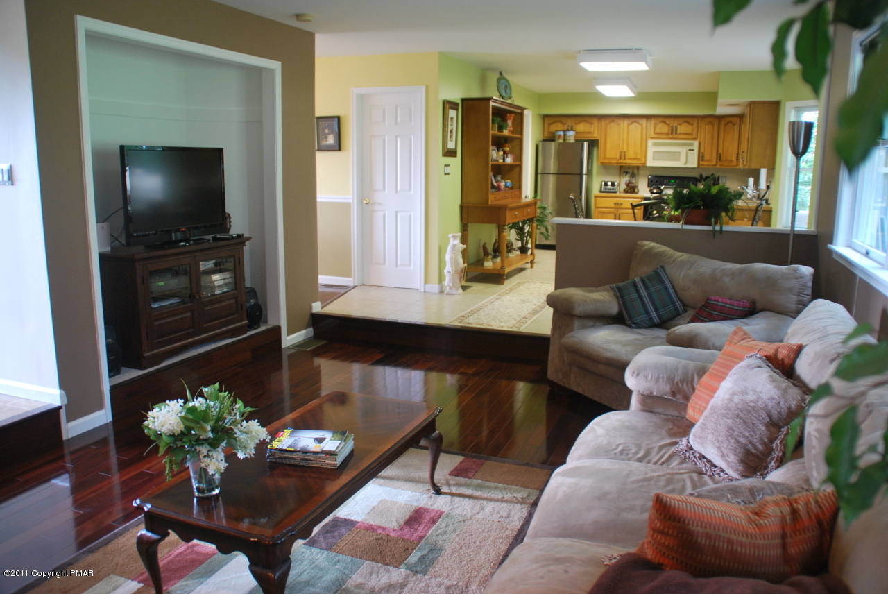 24 Fawn View Road Brodheadsville, PA 18322 - Photo 9 of 22 Living Room
