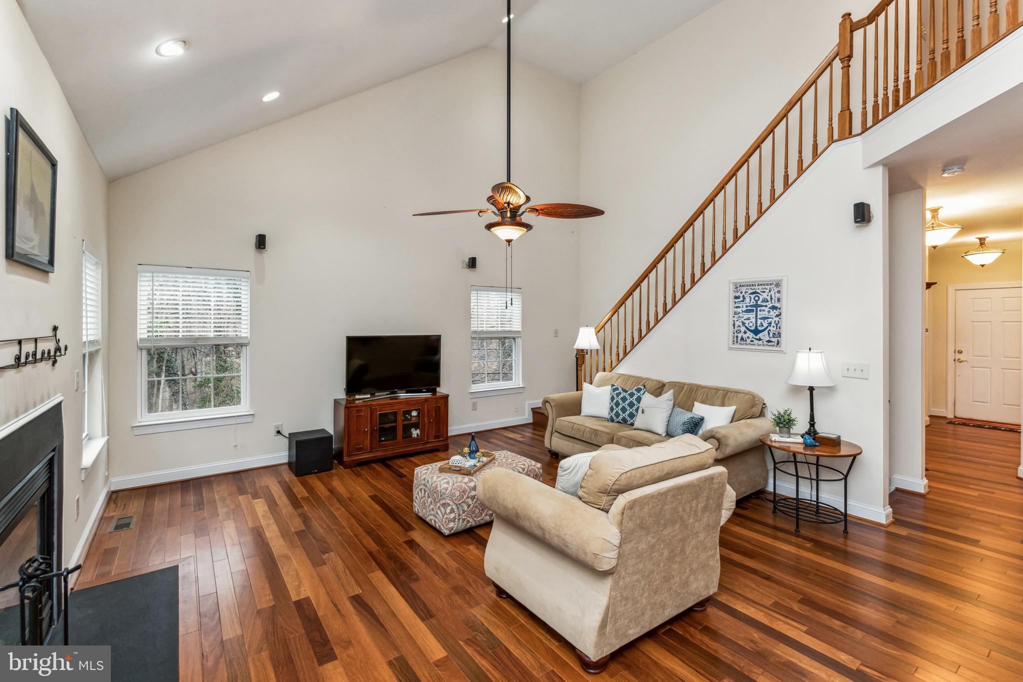 384 Forest Beach Road Annapolis, MD 21409 - Photo 11 of 44 Family room with vaulted ceilings