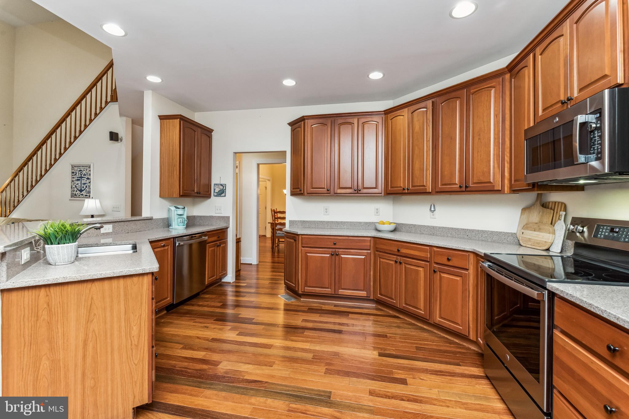 384 Forest Beach Road Annapolis, MD 21409 - Photo 18 of 44 Plenty of cabinet space in kitchen