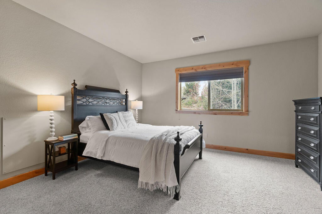 60511 Snap Shot Loop Bend, OR 97702 - Photo 19 of 34 Upstairs Bedroom - ensuite