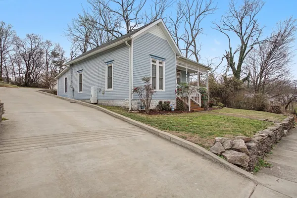 a view of a house with backyard