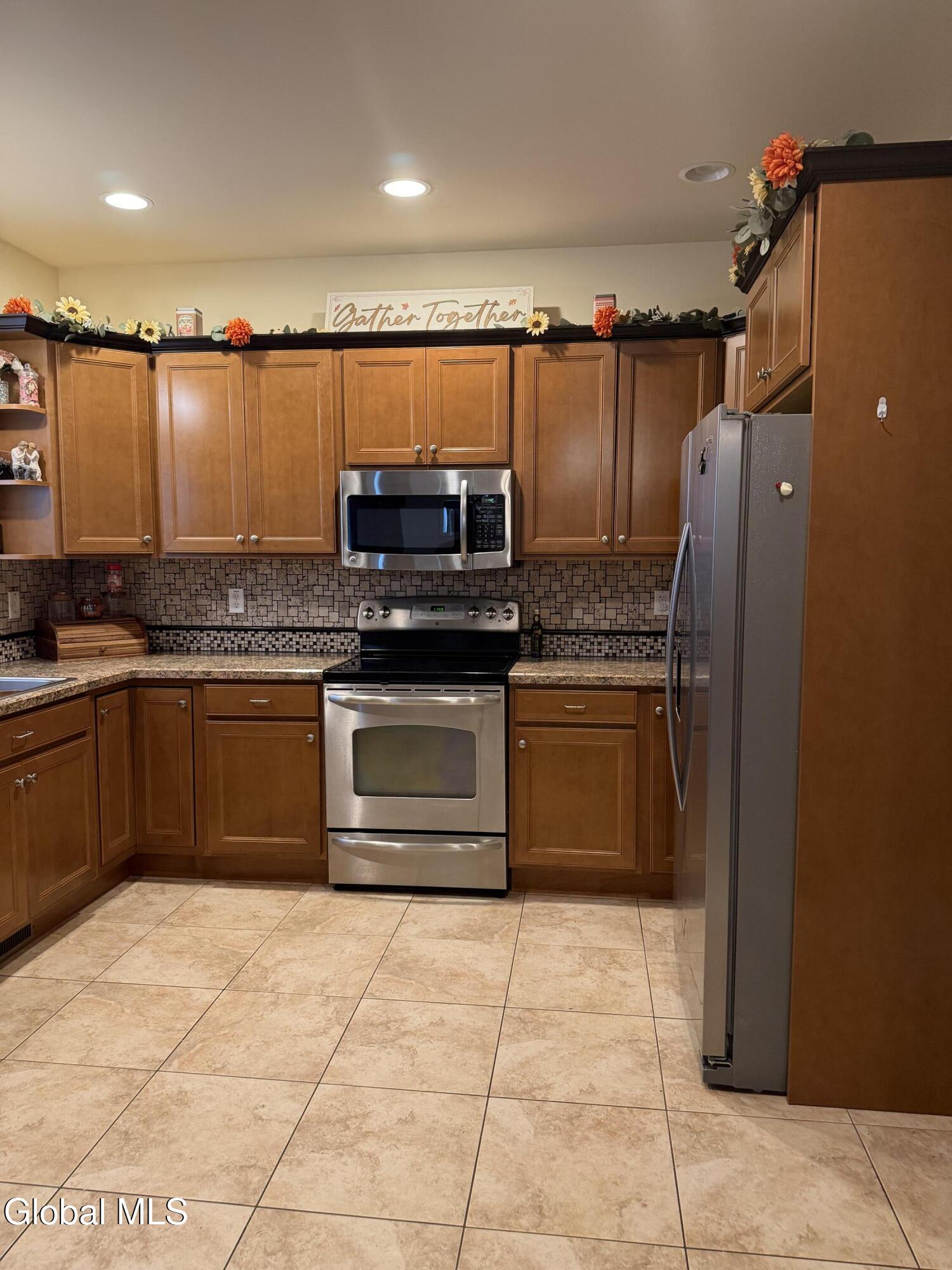 902 Shardon Court Rotterdam, NY 12306 - Photo 5 of 41 IMG_0342