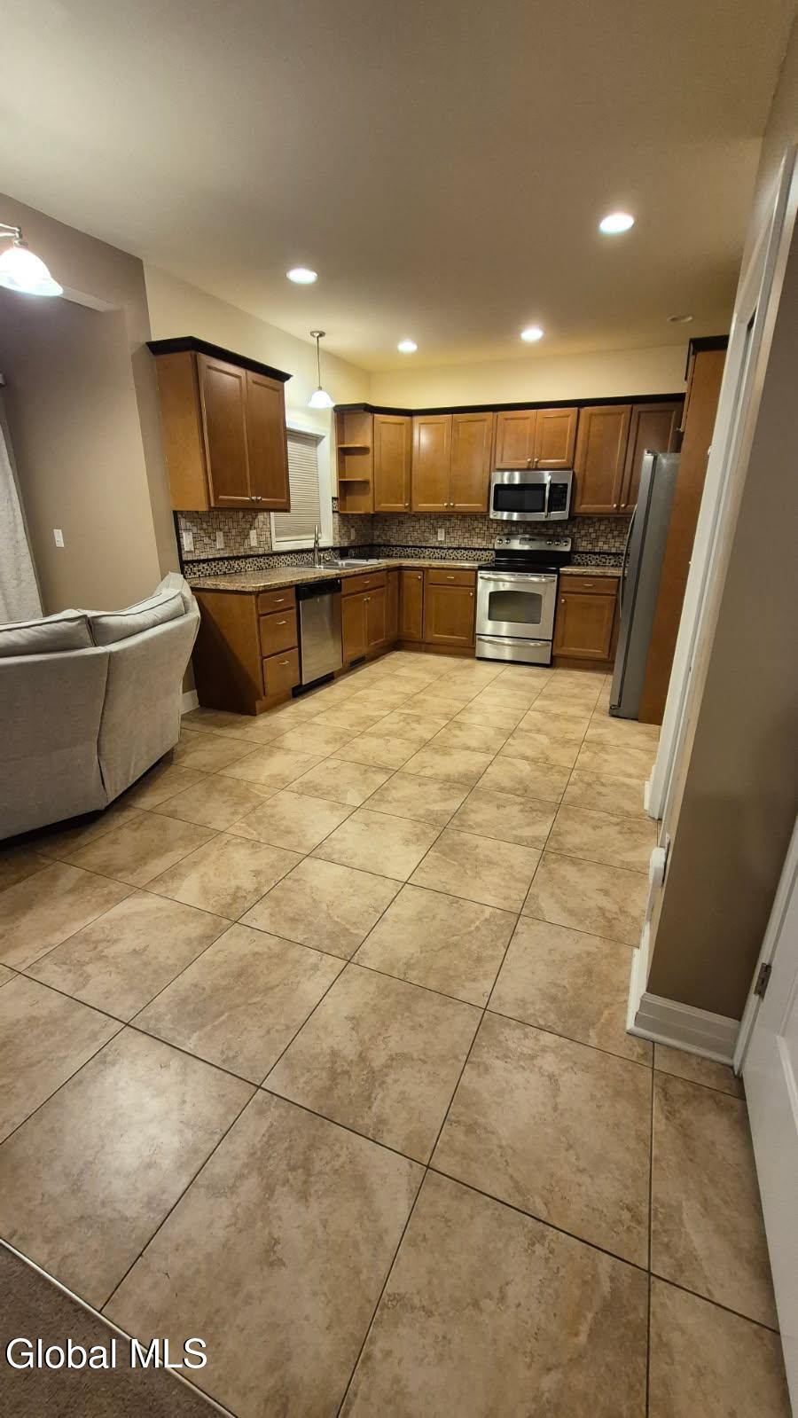 902 Shardon Court Rotterdam, NY 12306 - Photo 6 of 41 IMG_0429