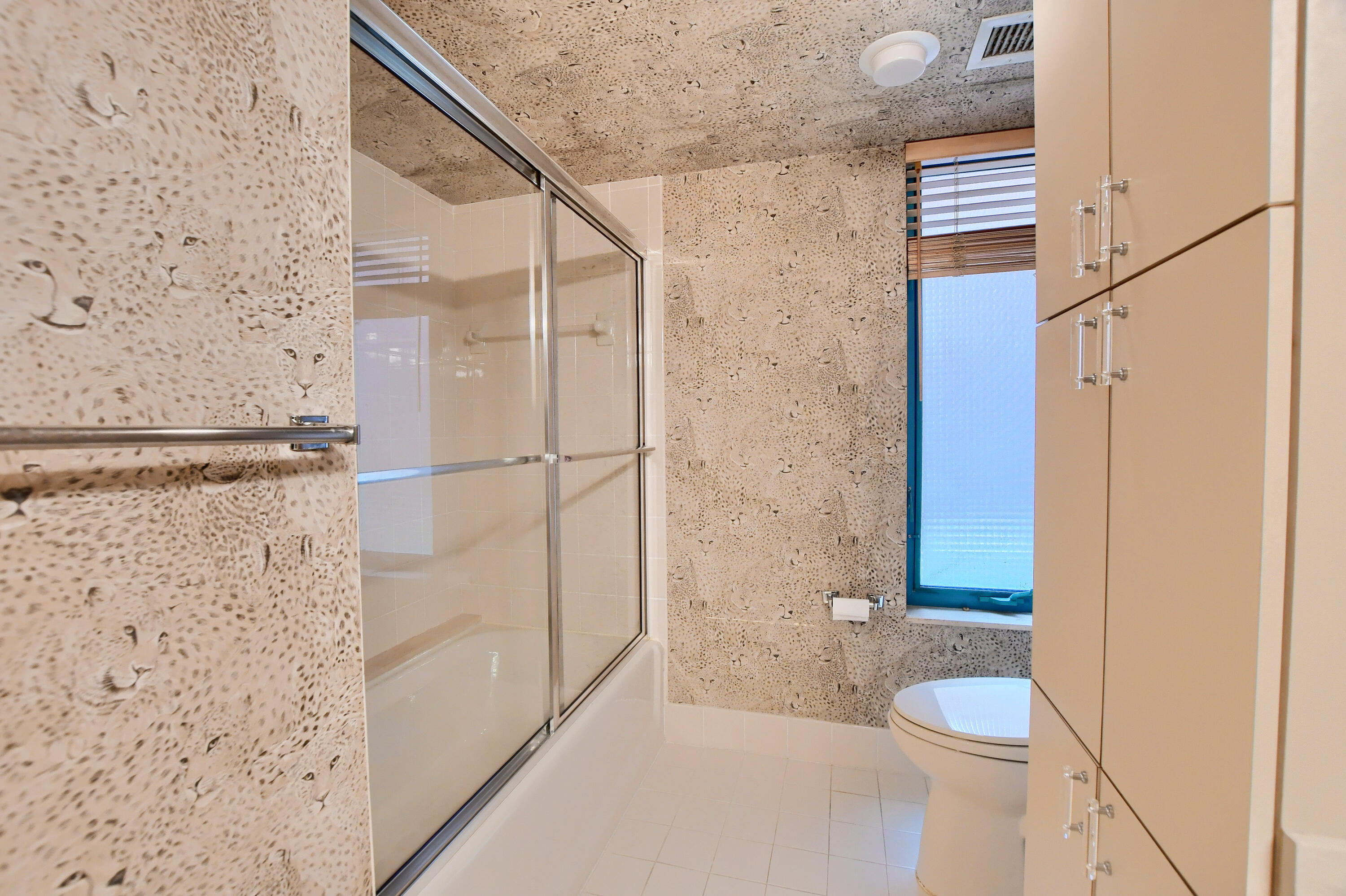 100 Southeast 5th Avenue, Unit 101 Boca Raton, FL 33432 - Photo 27 of 50 Guest Bath & Shower