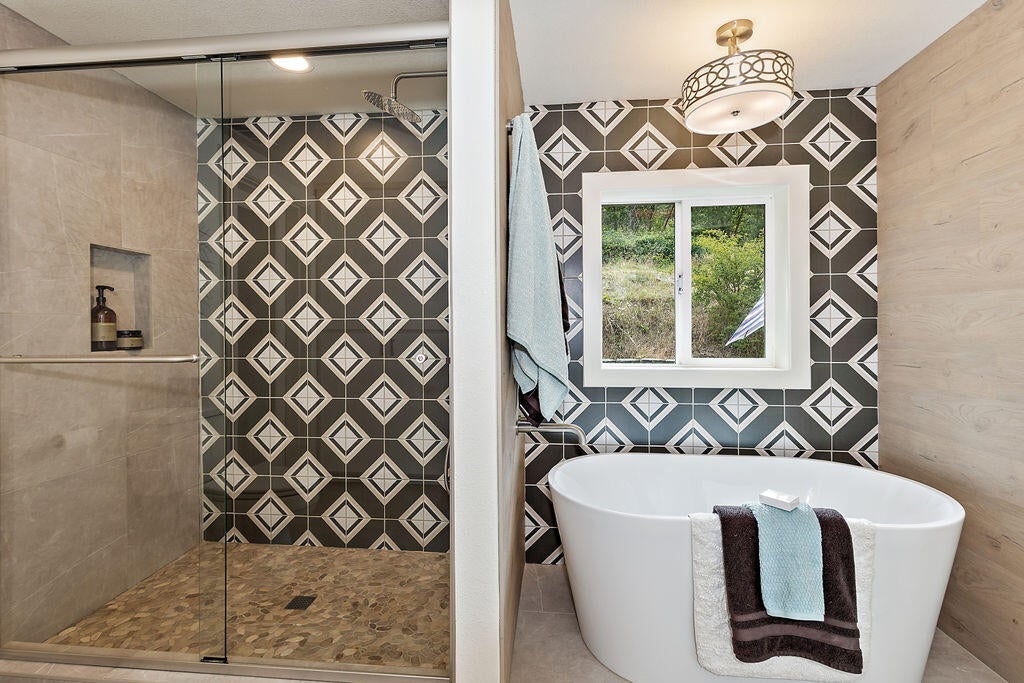 3653 Kane Creek Road Central Point, OR 97502 - Photo 13 of 29 Stylish Freestanding Bathtub