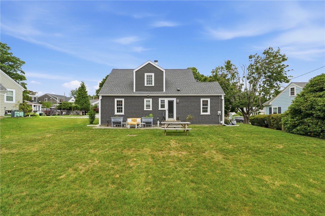 33 Nicholson Crescent Middletown, RI 02842 - Photo 6 of 47