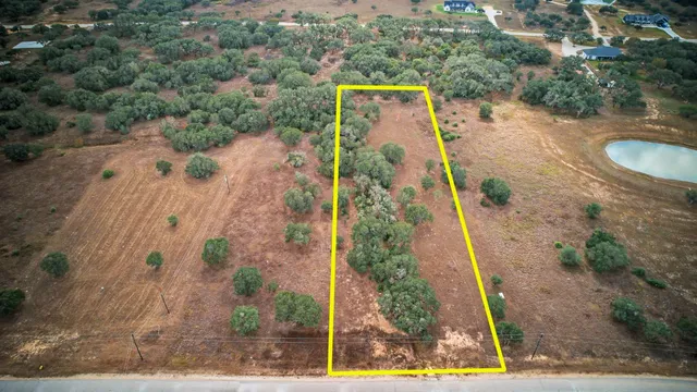 a view of a back yard