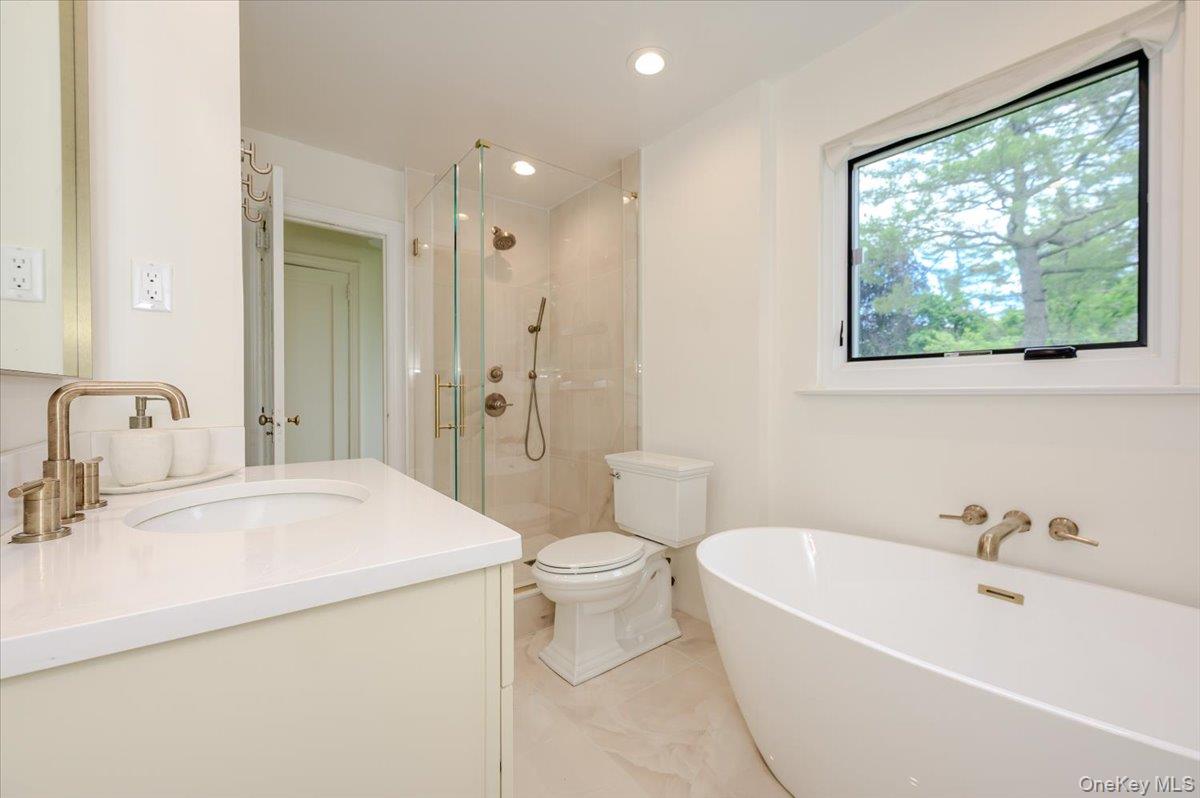 8 Parkside Drive Great Neck, NY 11021 - Photo 15 of 32