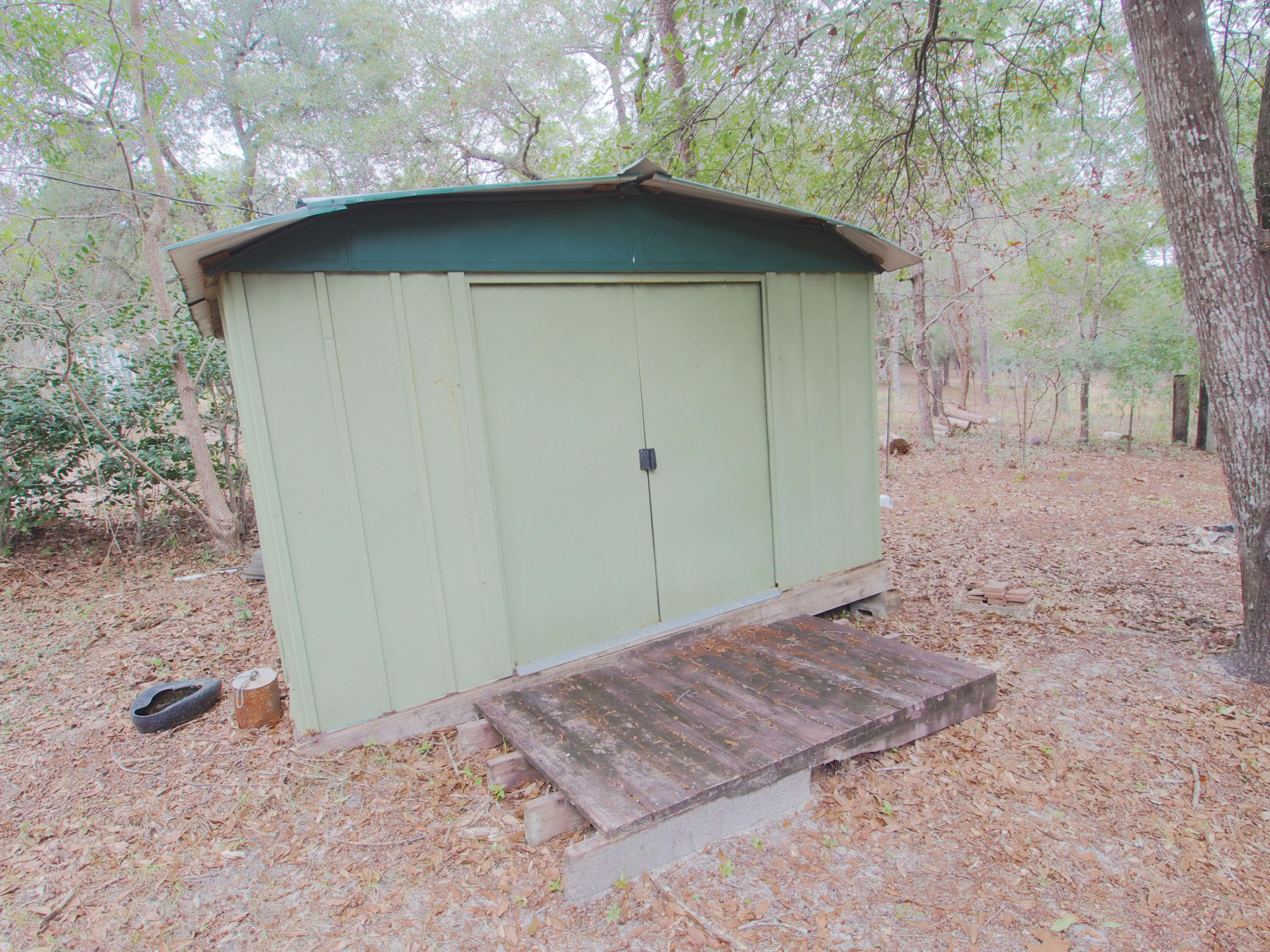 240 Roberts Road East DeFuniak Springs, FL 32433 - Photo 20 of 26 a backyard of a house with a large tree