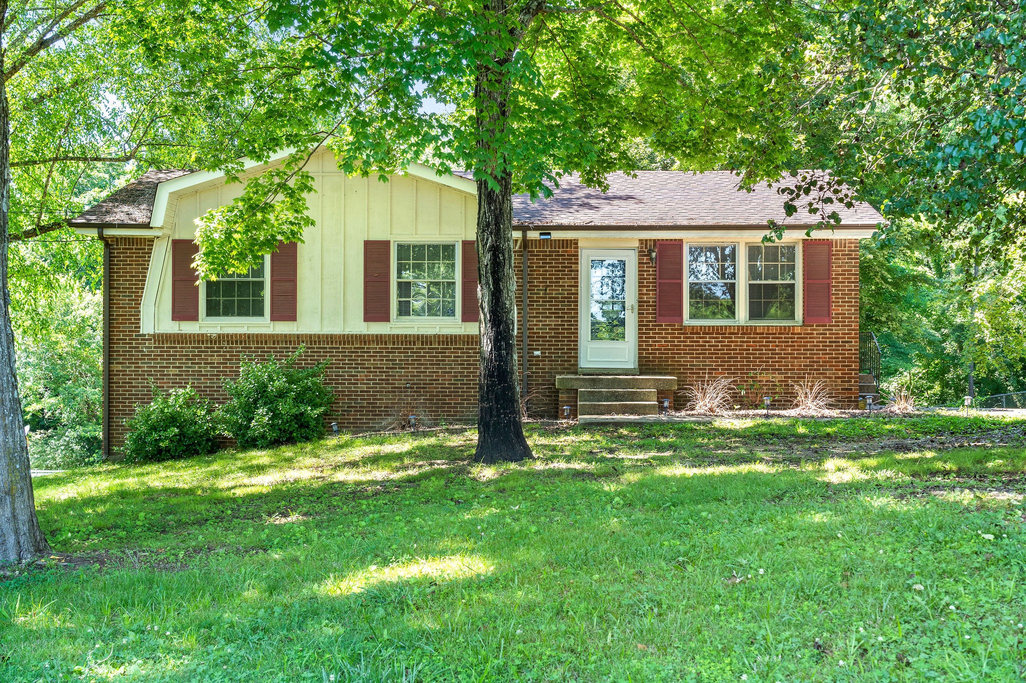 1024 Gratton Road Clarksville, TN 37043 - Photo 1 of 28 front view of a house with a yard