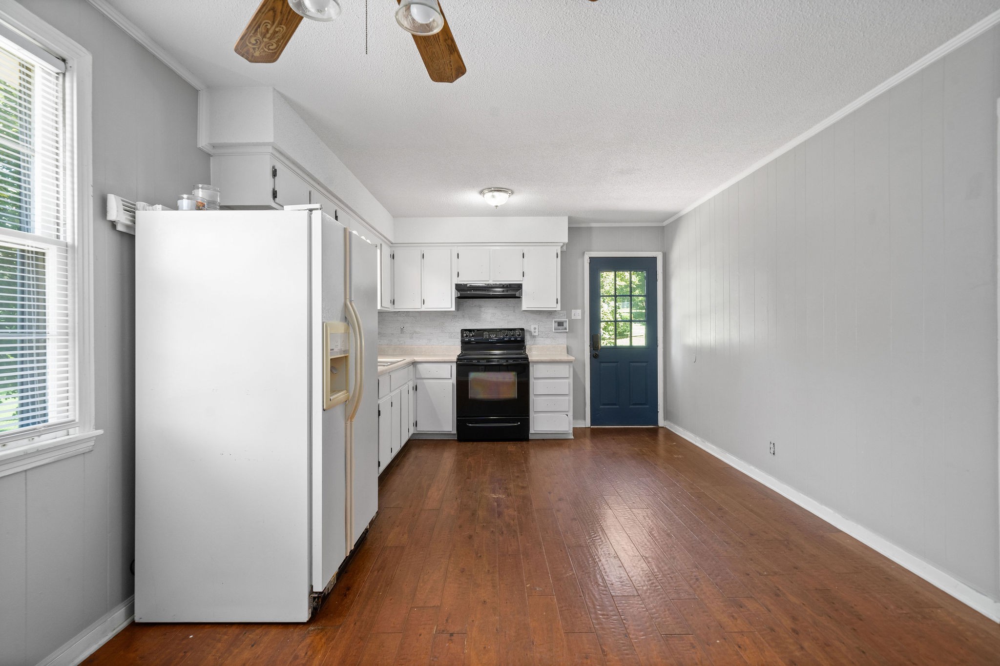1024 Gratton Road Clarksville, TN 37043 - Photo 12 of 28 a kitchen with granite countertop a refrigerator and a stove top oven