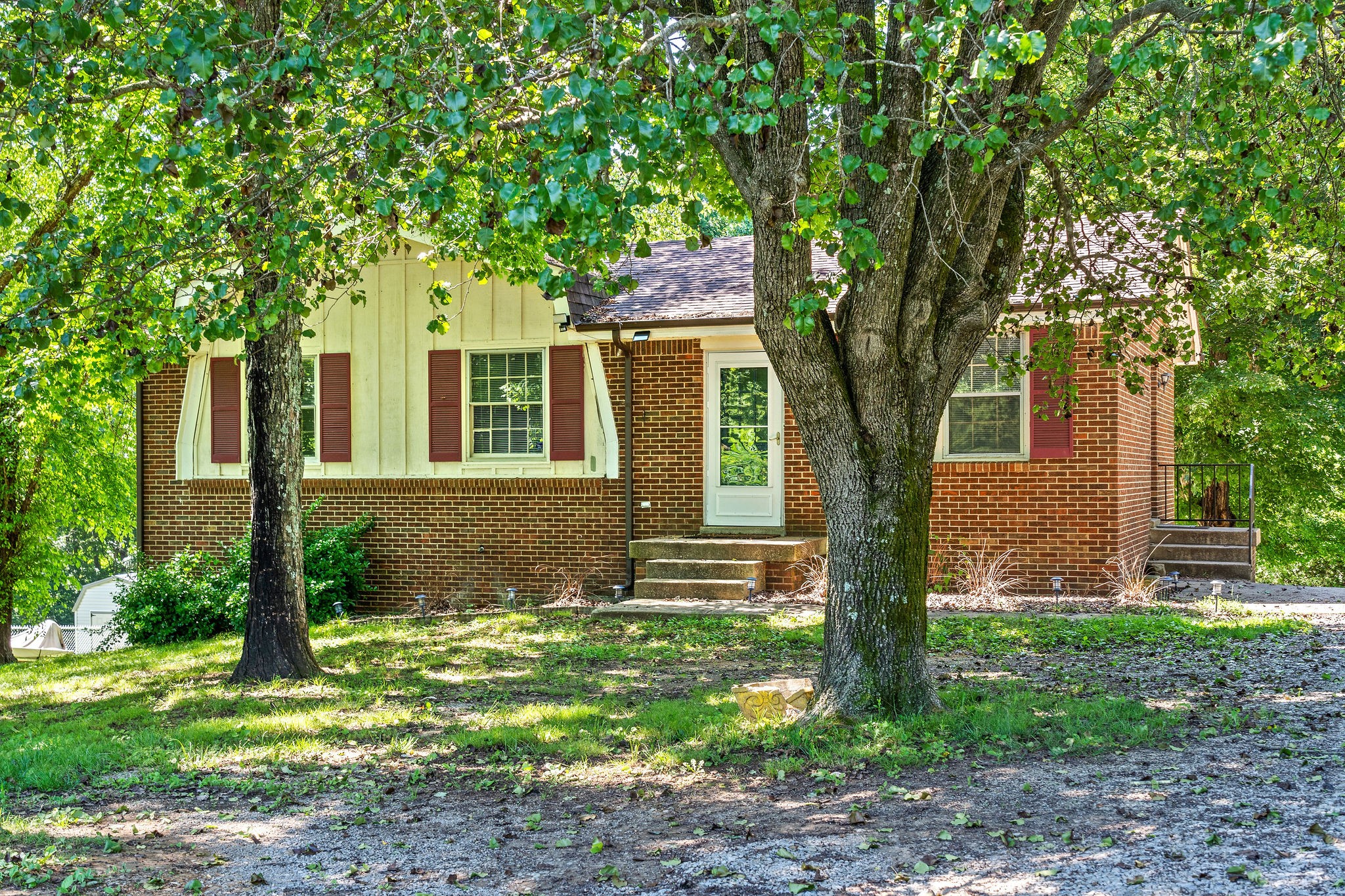 1024 Gratton Road Clarksville, TN 37043 - Photo 3 of 28 front view of a house with a yard