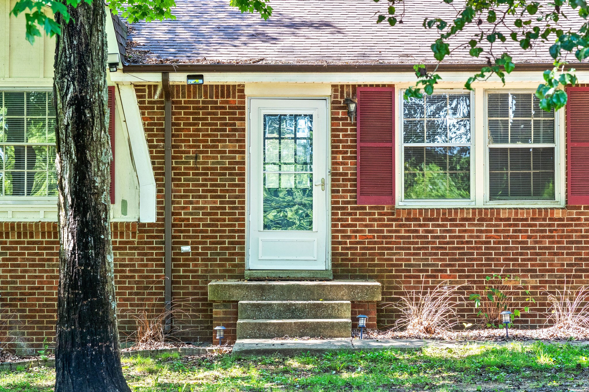 1024 Gratton Road Clarksville, TN 37043 - Photo 4 of 28 a front view of a house with a yard