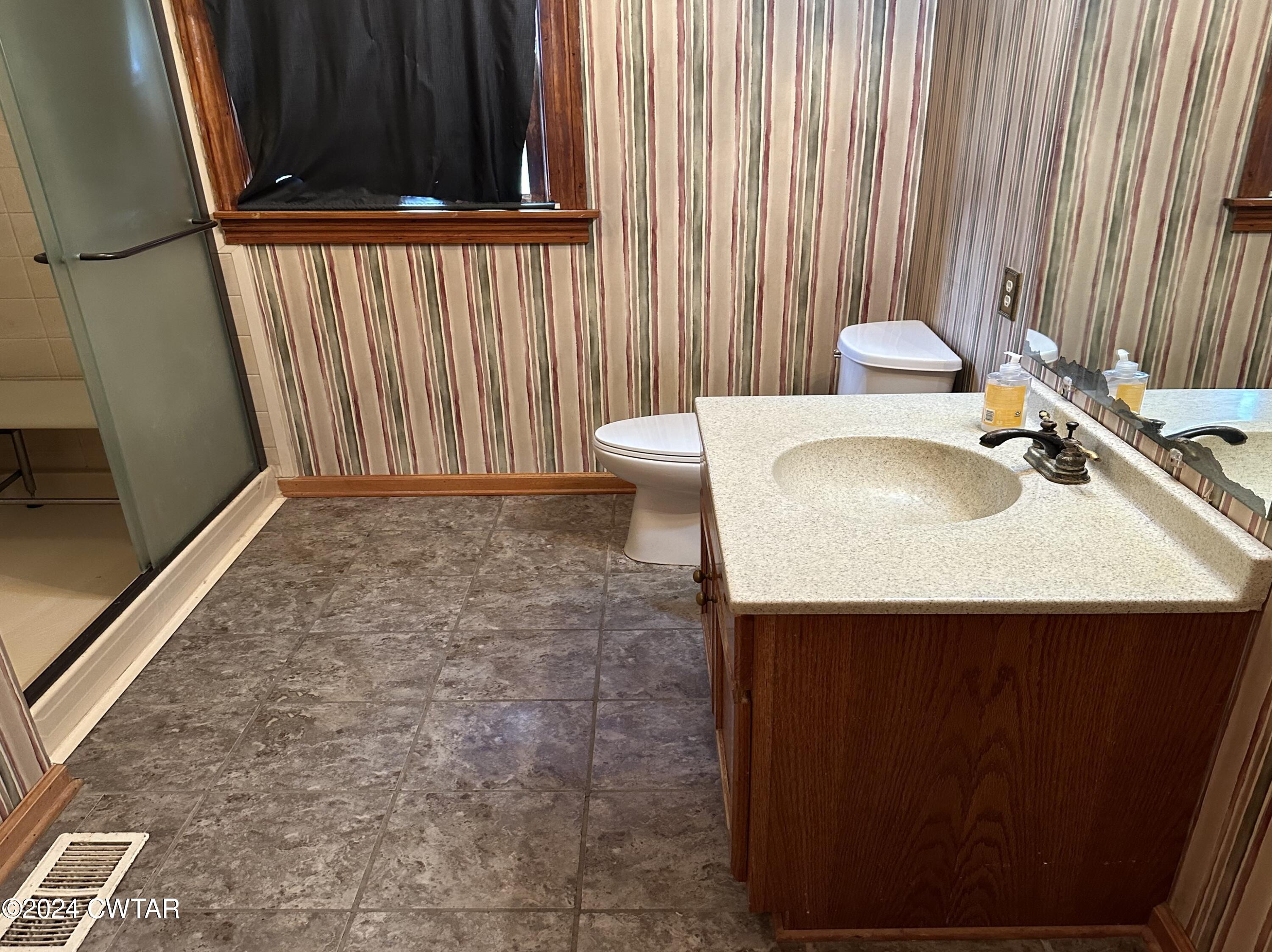 578 Steam Mill Ferry Road Jackson, TN 38301 - Photo 11 of 22 a bathroom with a sink and a toilet