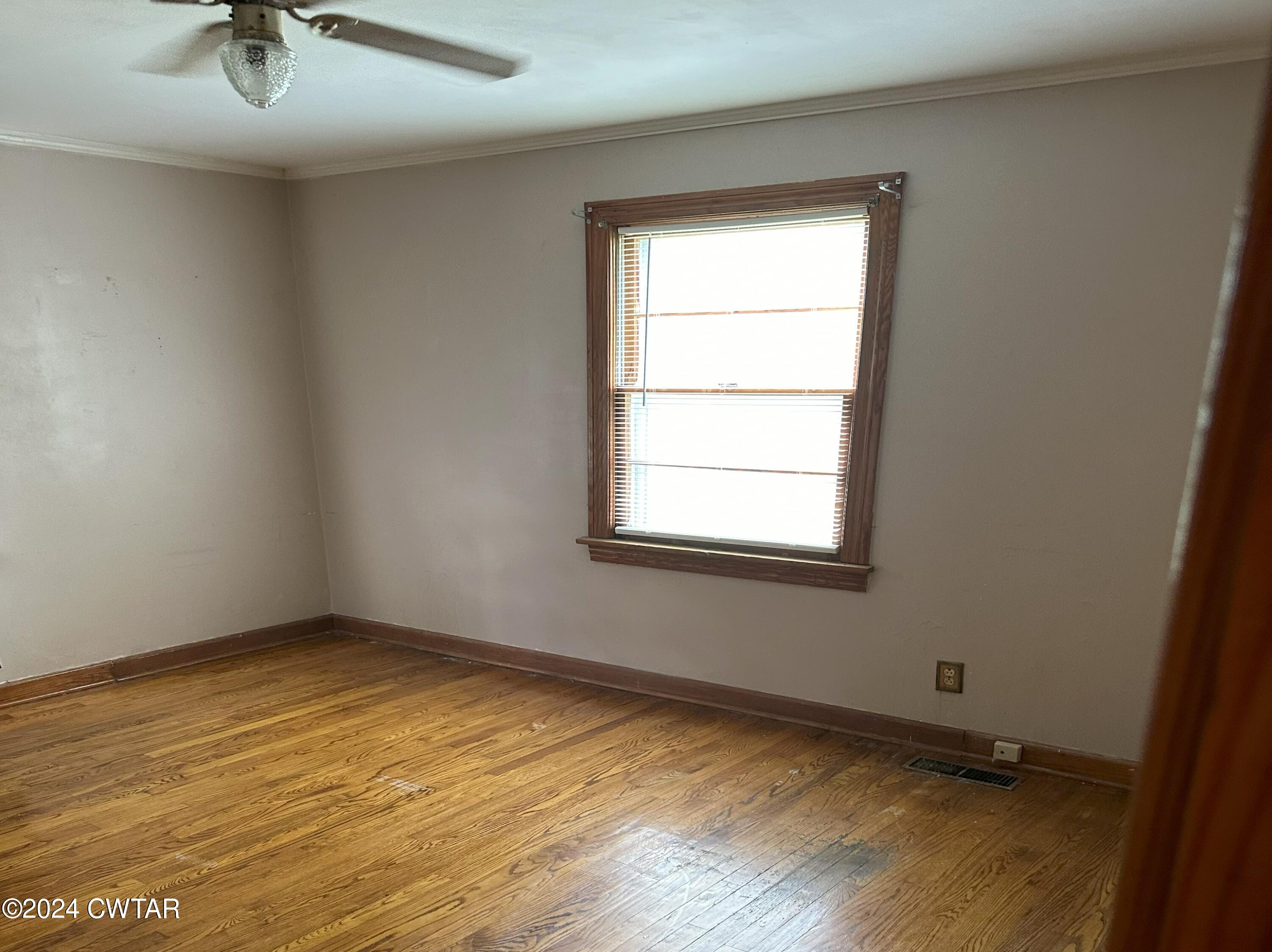 578 Steam Mill Ferry Road Jackson, TN 38301 - Photo 10 of 22 an empty room with a window