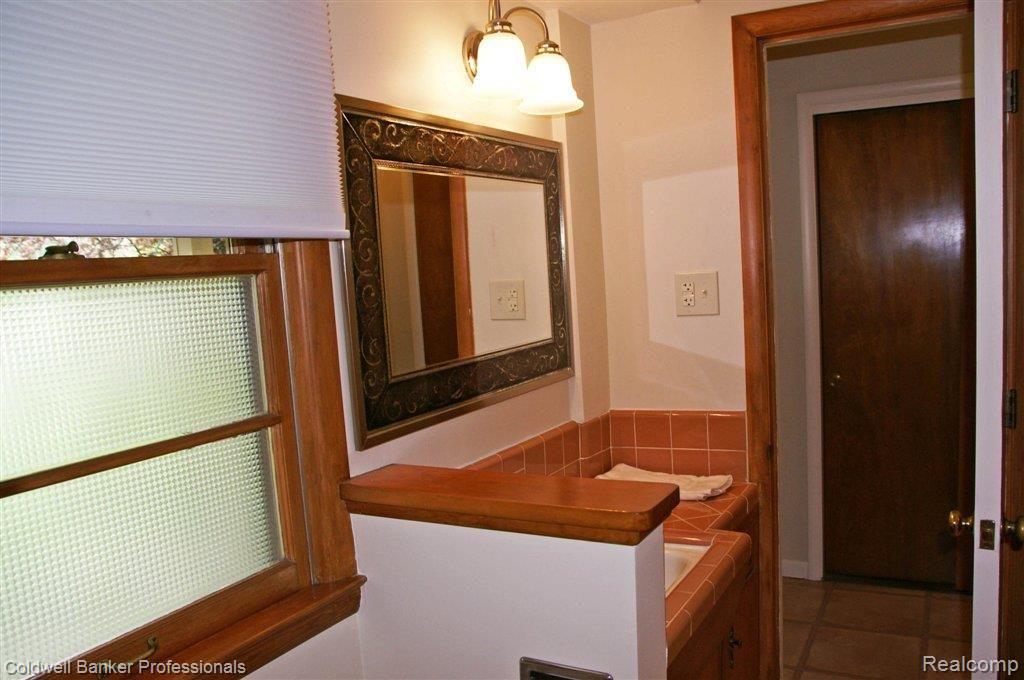 28412 Farmington Road Farmington, MI 48334 - Photo 10 of 21 Half Bathroom.jpg