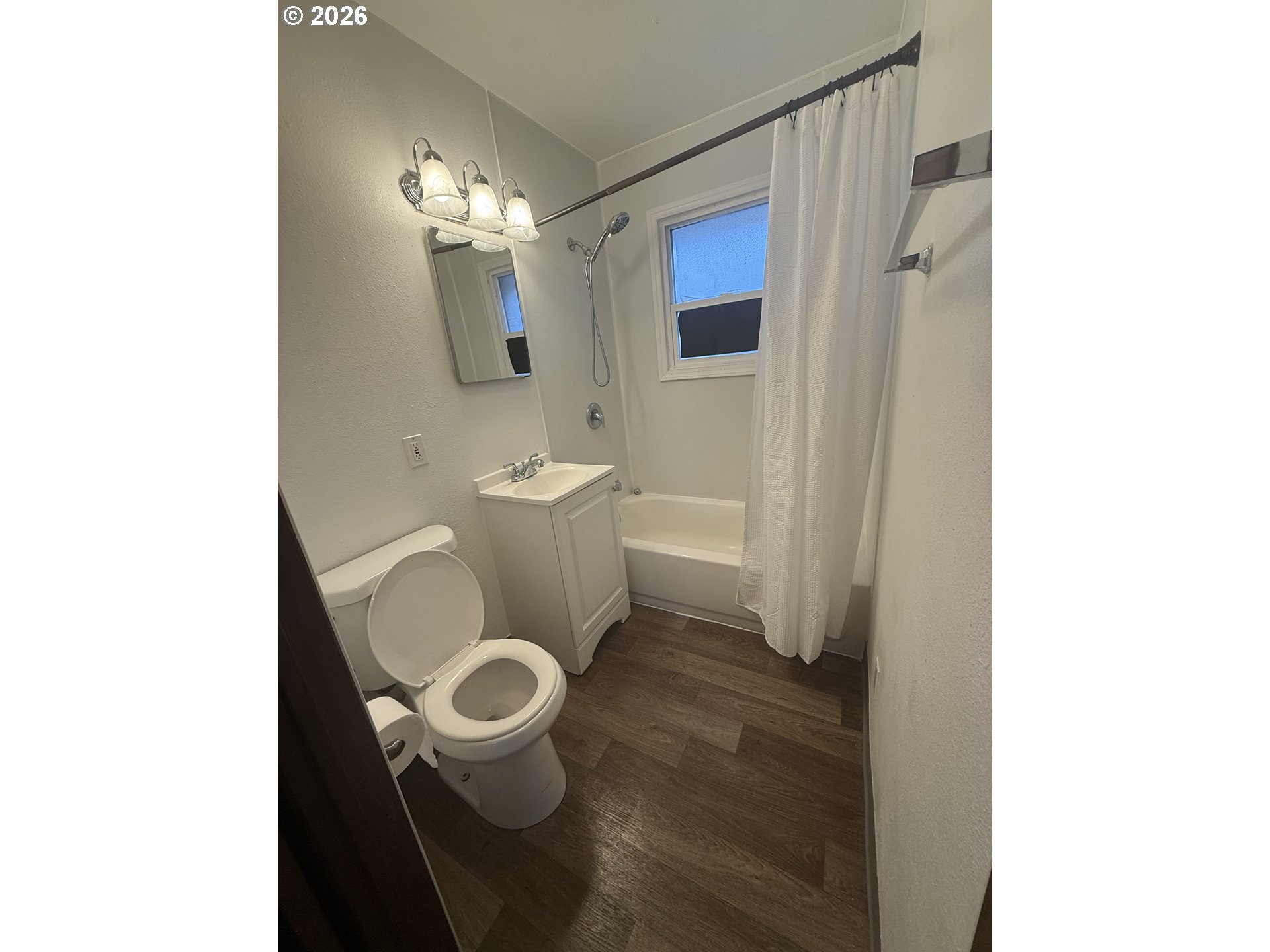 805 Southeast 6th Street Pendleton, OR 97801 - Photo 16 of 32 a bathroom with a toilet a sink and mirror