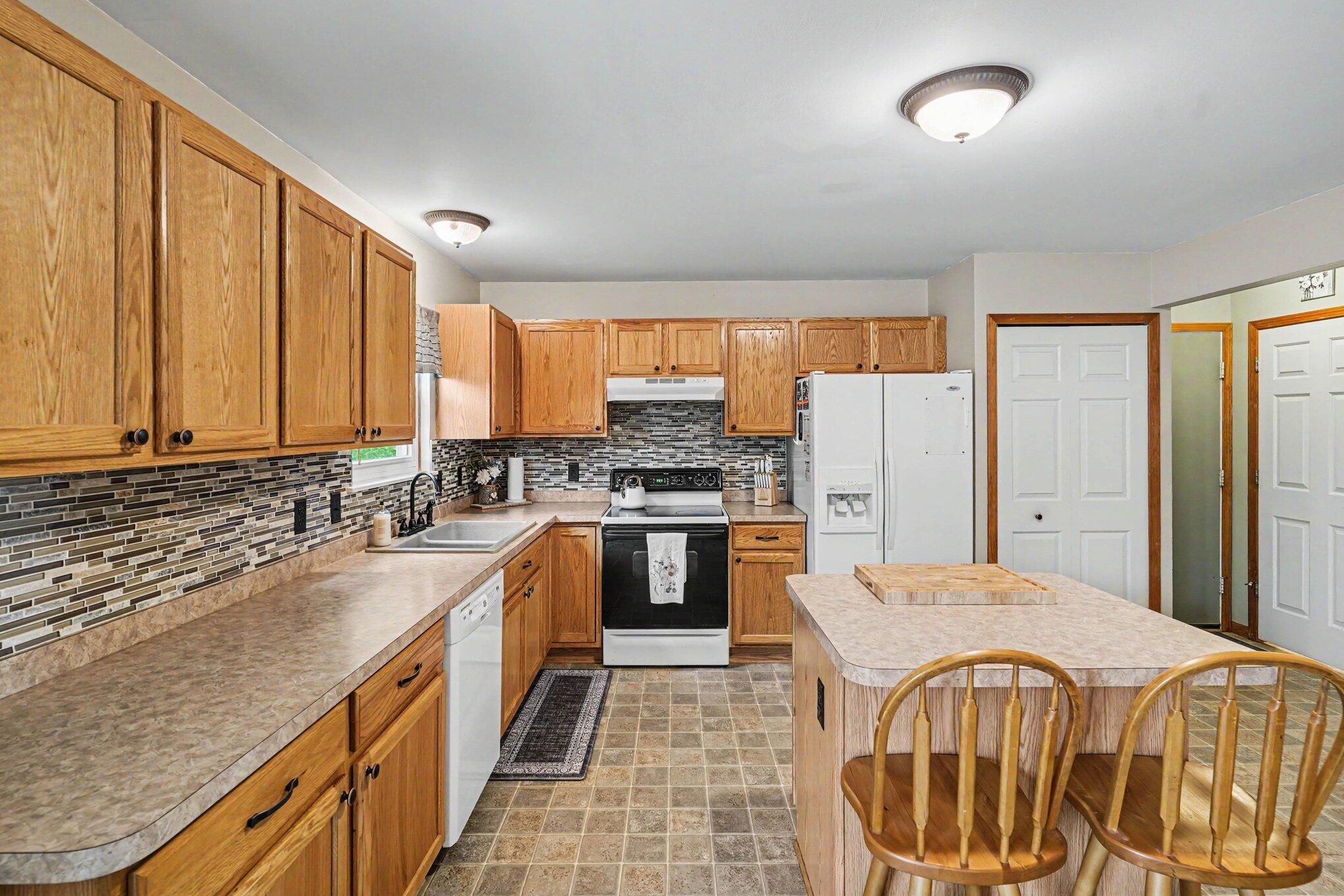 2422 Par Court Howell, MI 48843 - Photo 6 of 23 012_file_7660