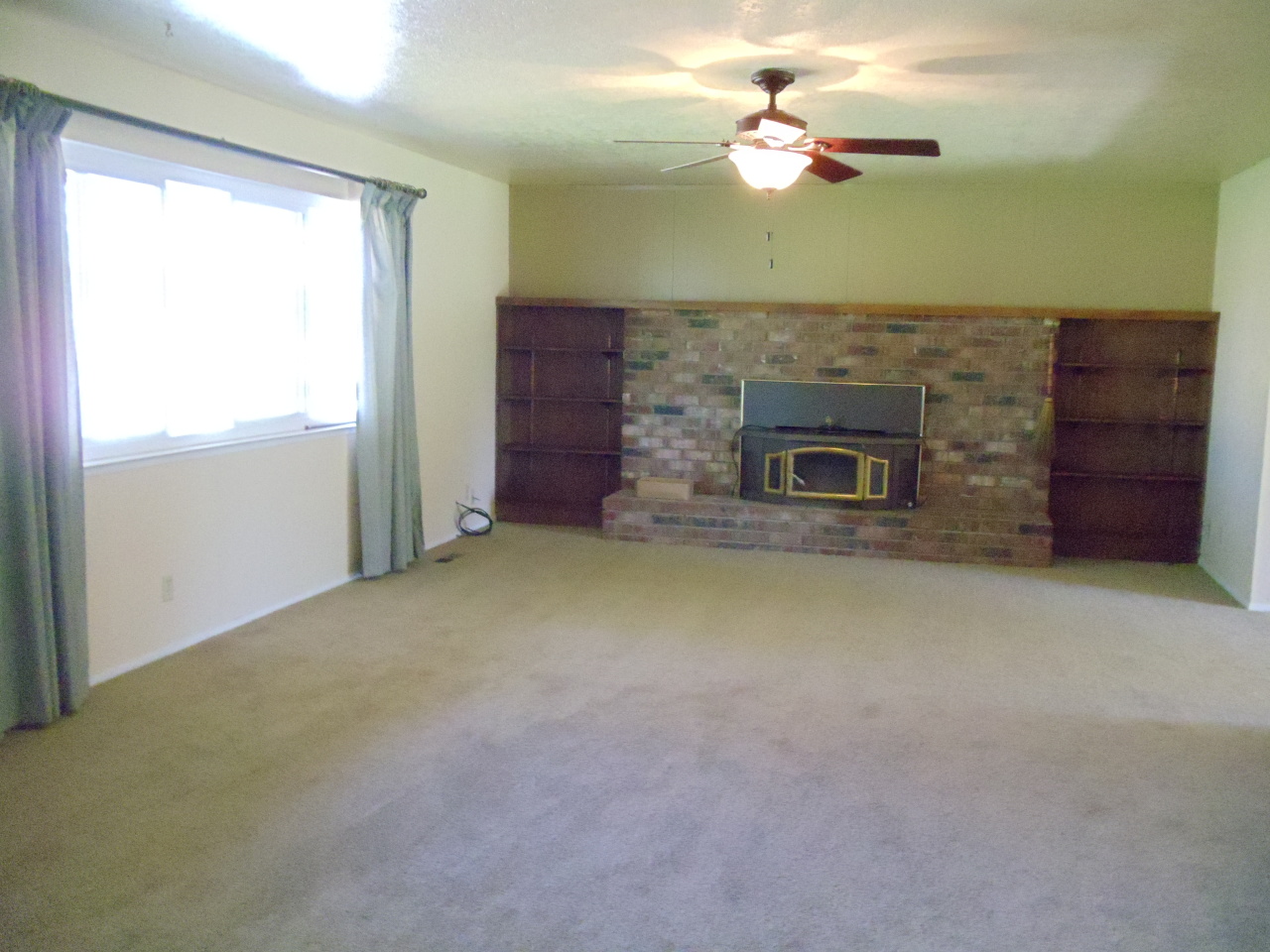 6609 Deschutes Road Anderson, CA 96007 - Photo 6 of 20 Living Room