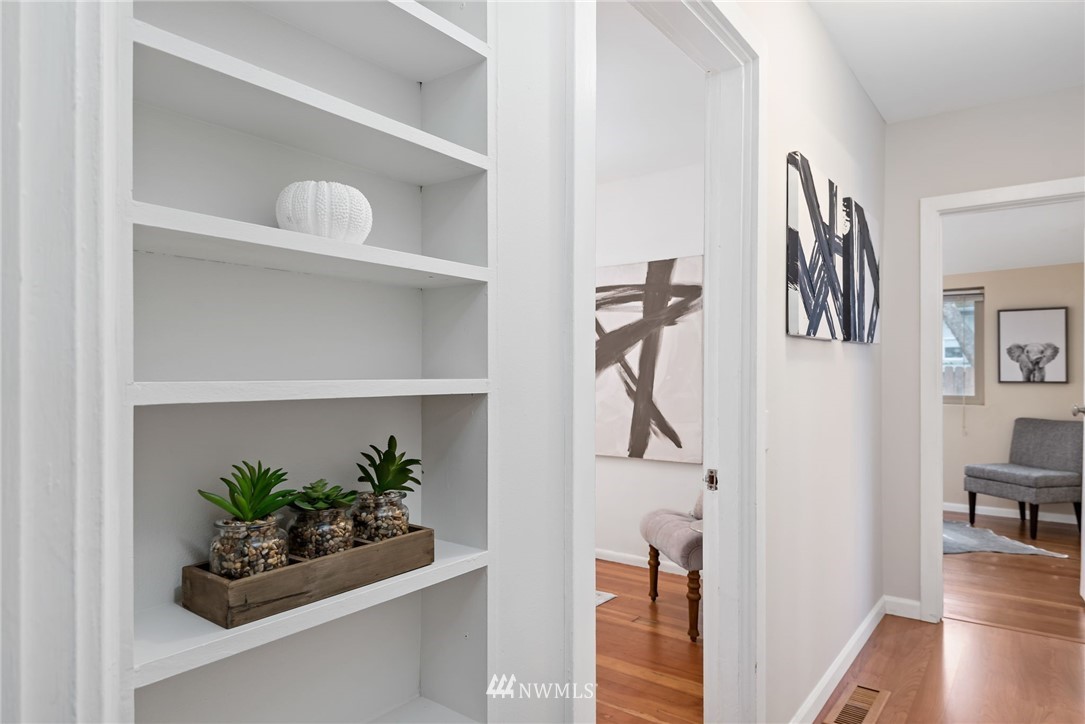528 North 74th Street Seattle, WA 98103 - Photo 24 of 34 a flower room with a potted plant
