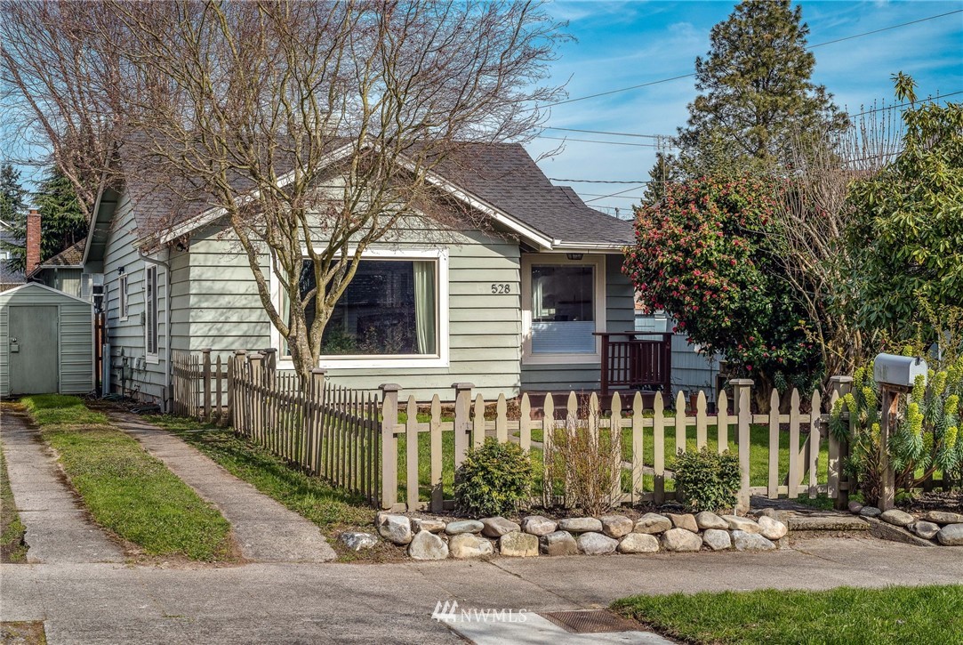 528 North 74th Street Seattle, WA 98103 - Photo 4 of 34 a front view of a house with a garden