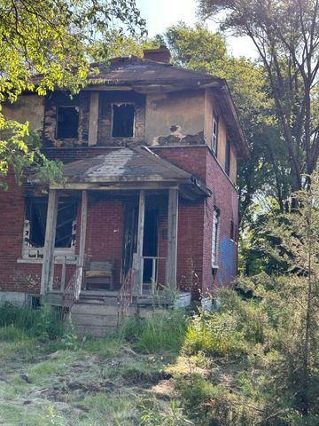 a view of a house with a yard and plants