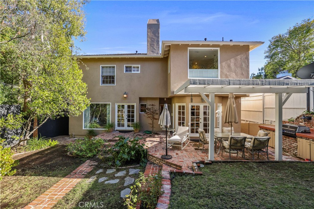 14015 Roblar Road Sherman Oaks, CA 91423 - Photo 31 of 35 a front view of a house with garden