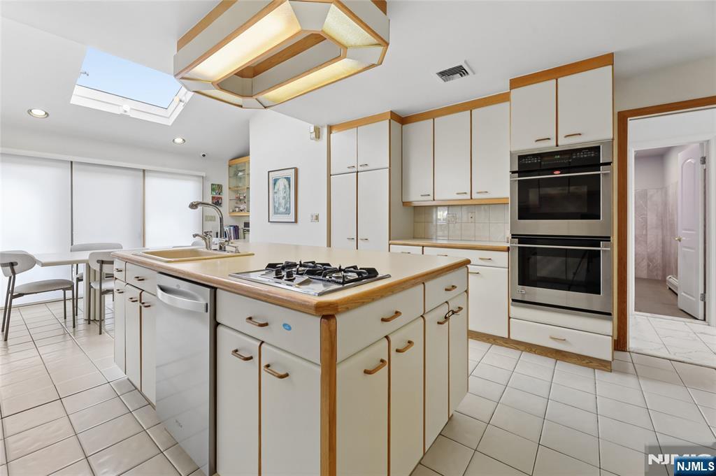 585 Churchill Road Teaneck, NJ 07666 - Photo 10 of 36 Gallery Image 10